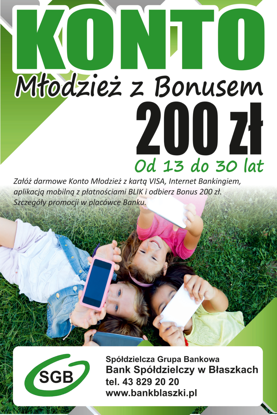 dzieci leżą na trawie ze smartfonami