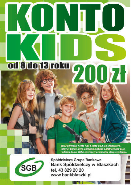 pięcioro nastolatków stoi