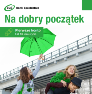 kobieta z zielonym parasolem, mężczyna trzymający na plecach dziewczynę